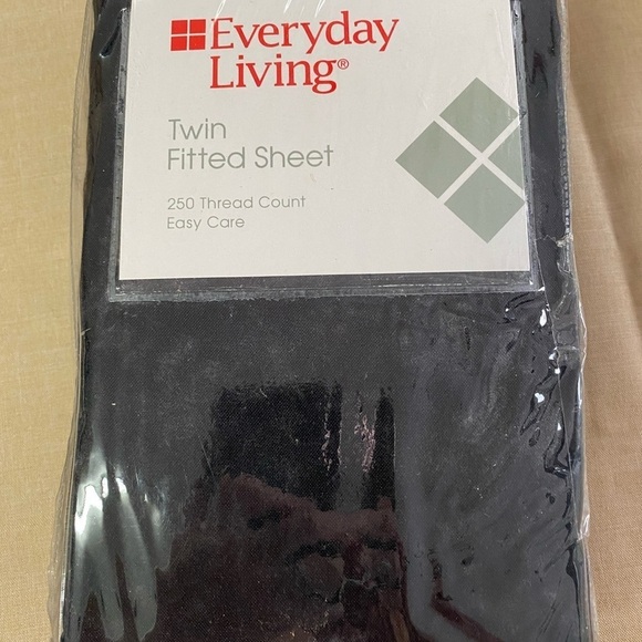 Everyday Living Twin Fitted Sheets 250 Thread Count (DF) - Picture 4 of 7